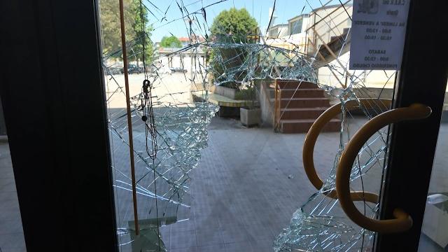 Furto nella notte a Montevarchi, vetrina sfondata con bombola di gas. Bottino da pochi euro