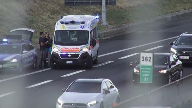 Incidente in A1, camion si scontra con auto della penitenziaria - xcmk1IiLuzA