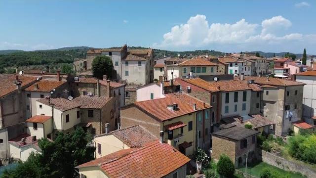Nuova antenna della telefonia, un paese sul piede di guerra. L'installazione in Valdichiana - yGQretaGTlw