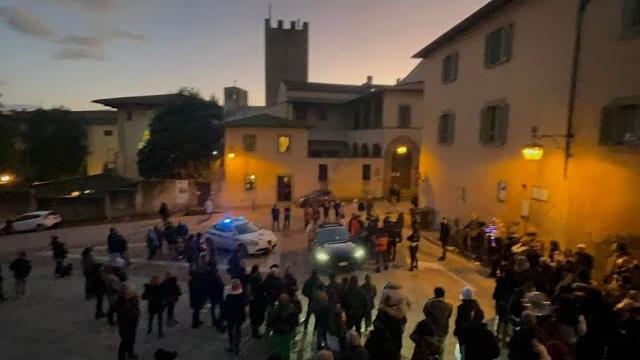 Città del Natale: auto entra nel perimetro della manifestazione. Bloccata dalla pm - yKN4_pJjZlg