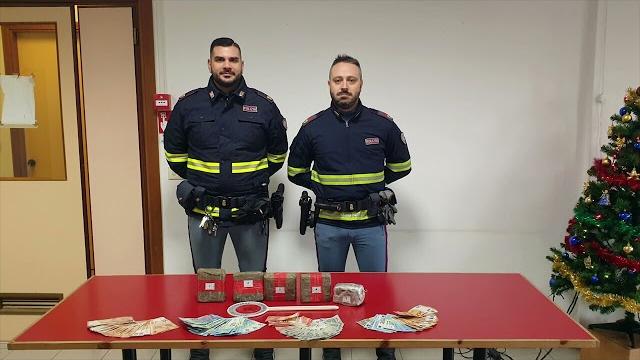 Sorpresi in A1 con oltre due chili e mezzo di hashish in auto, arrestati due trafficanti - yfAf8cGo2G0