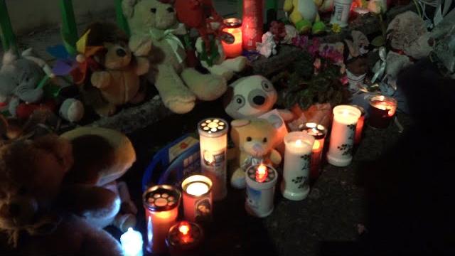 Fiaccolata a Soci, Bibbiena, per il bimbo morto nell'asilo nido. Verso l'autopsia - z6VZsTI9-ew