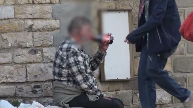 Clochard a Saione, intervento di ambulanze e polizia municipale - zmD6vnLc1sE