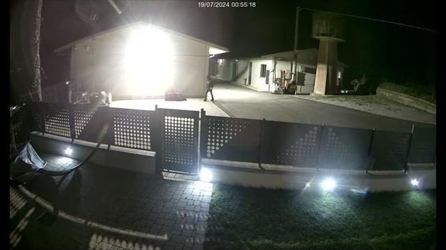 Tentano assalto in villa a Pieve a Maiano, l'allarme mette in fuga i ladri - zrfWWL9boMo