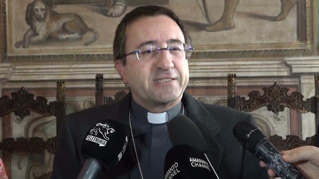 Presepe, è una casara la statuina consegnata al Vescovo da Coldiretti e Confartigianato - 2pKABiidF3g