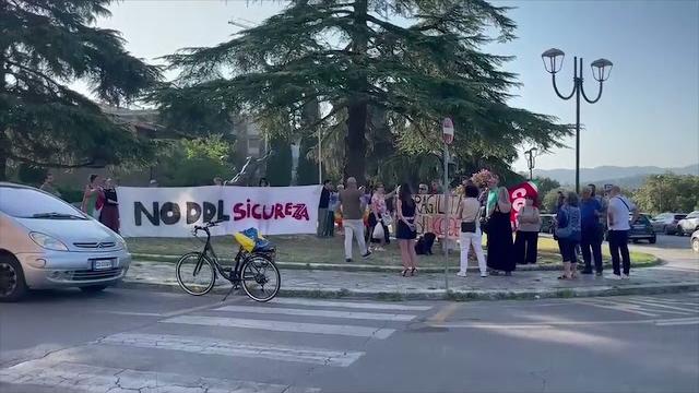Presidio di fronte alla Prefettura in ricordo di Fakir: "La fragilità non si arresta" - 3EwlzBA4xXQ