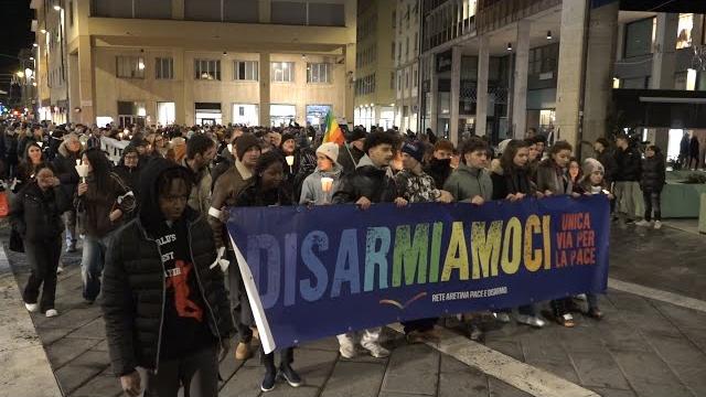 Da Arezzo un grido unanime: "la pace solo con il disarmo" - 8xqFRicxu38