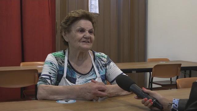 Da 26 anni cuoca volontaria della mensa della Caritas, la storia di Anna Pratesi - ABq4SyaQQMc