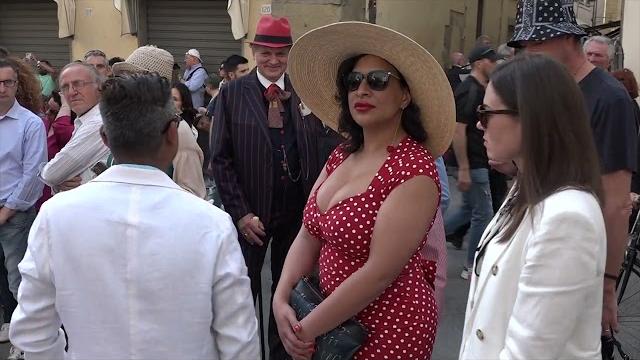 Fine settimana in città con i maestri d'eleganza. I Dandy sostengono anche Casa Thevenin - DuBhLWt2Obg