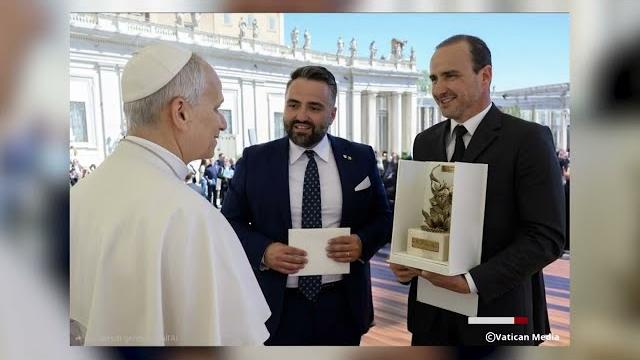 "La pace fa bene al cuore", donazione di Opi a Papa Leone XIV - FaYxyJKCoNM
