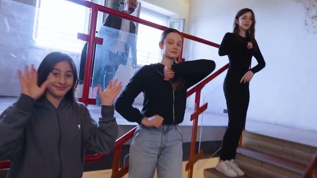 Video musicale tra i banchi di scuola: protagonisti gli studenti dell’istituto Rita Levi Montalcini. - IFSlkPO3aig