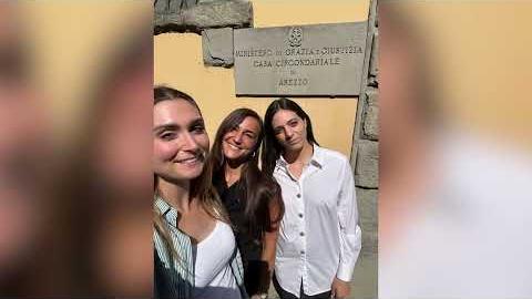 Ventilatori per il carcere di Arezzo: la donazione dei giovani avvocati ai detenuti contro il caldo - IxS4VRnAVrU