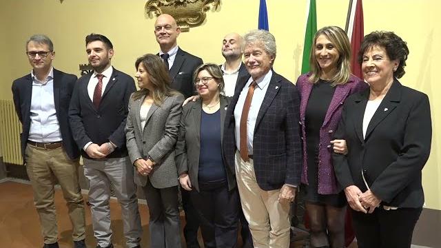 Ghinelli: "Arezzo può crescere". Dai cittadini : "maggiore attenzione alle periferie e troppo buche" - J8NhrPesWeE