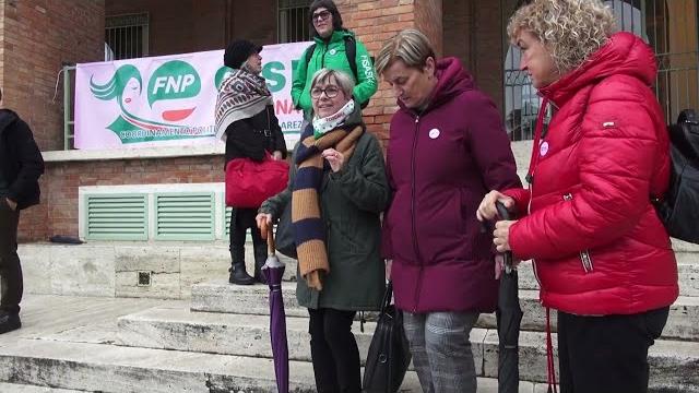 Cisl, un presidio silenzioso per dire basta alla violenza contro le donne - JYA92KyRAvk