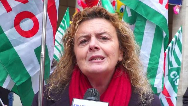 Cisl, flashmob in piazza San Jacopo contro gli aumenti dell’IRPEF decisi dalla Regione Toscana - KWttZl5p2cA