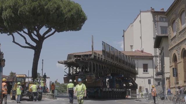 Ponte al Pino: rimossa la parte centrale della struttura. In azione una gru da 2mila tonnellate