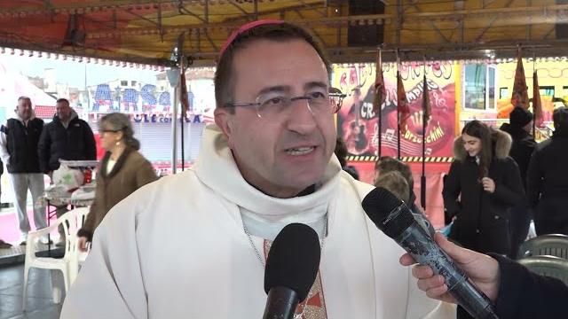 Il Vescovo di Arezzo rinnova la tradizione della S.Messa al Luna Park di Arezzo - O96djL7mmDQ