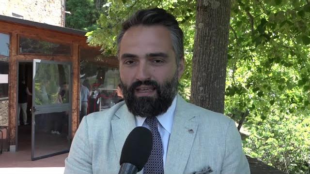 Donato un defibrillatore a Rondine, il borgo di prepara ad accogliere il Presidente Mattarella - OLoK5wiqAc0