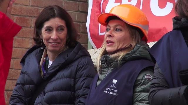 Presidio dei dipendenti dell'Ispettorato del lavoro di fronte alla Prefettura - RGkv9PLM7Xo