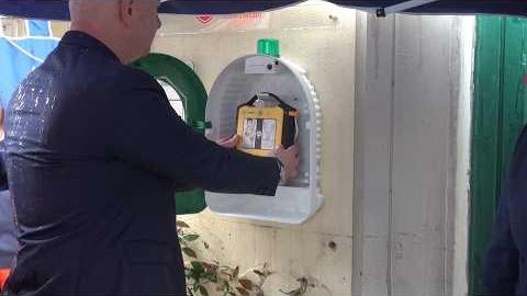Opi e Ardi Garden donano un nuovo defibrillatore alla Croce Bianca - RYKH-CwixJw