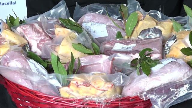 Mense Caritas, ogni settimana 30 kg di carne dai macellai di Confcommercio Arezzo - SH5l6B6D9eg