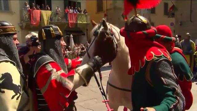 La Giostra entra nel vivo, questa mattina la cerimonia della bollatura dei cavalli - VYlvgmIWhoI