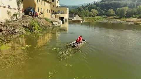 Il Consorzio di bonifica fa manutenzione delle sponde dell’Arno dalla barca - WJcmOAsMjeo
