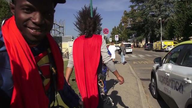 I Supereroi si calano dal tetto del San Donato per una visita a sorpresa ai bambini ricoverati - Y5A4FjW_hQ4