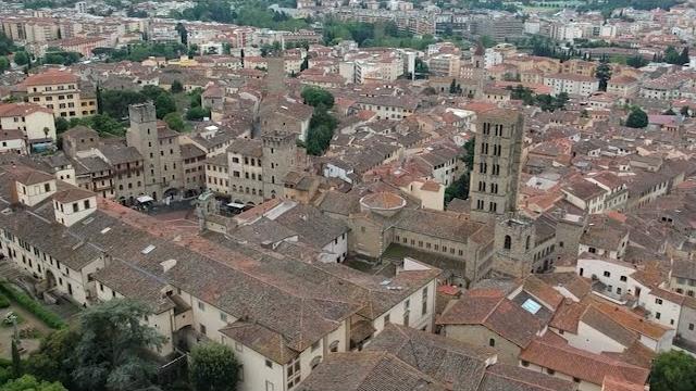 "L'emergenza abitativa ad Arezzo non c'è". Così l'assessore Manneschi. I dati della commissione - YRk94G4mvQA