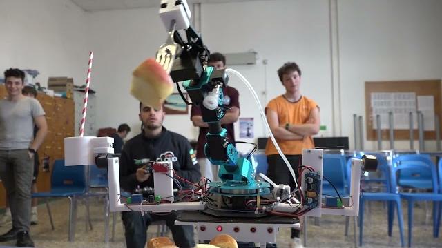 Un braccio che aiuta a mangiare e bere, l'ultima creazione degli studenti dell'Isis Fermi - Yj7YpZo0hyU