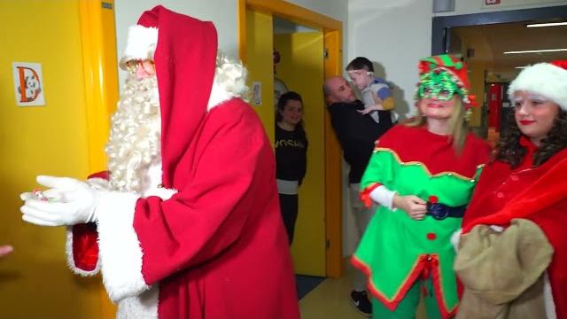 I Carabinieri insieme a Babbo Natale per portare regali in Pediatria - Z04dg4PksbY