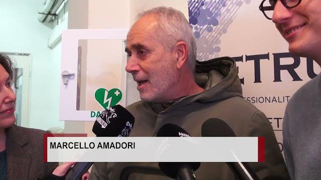 Fu salvato nel 2023 da un 16enne con il defibrillatore, ne dona uno al Pronto Donna - Z8AqdbEeH8A