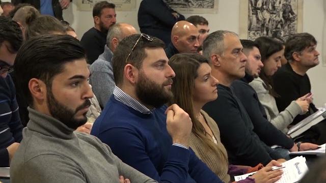 Arezzo, la Pm tiene un corso di formazione per gli autisti dei mezzi pesanti - cV7If3Ub2QE