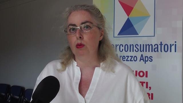 Caro prezzo di libri, zaini e quaderni per il nuovo anno scolastico - e3ZRZikj8vM