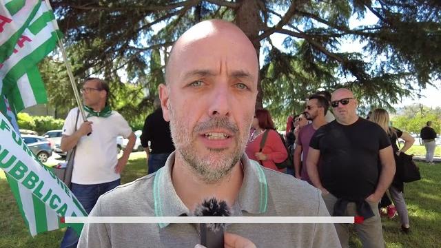 Istituto Agazzi, sciopero dei lavoratori di fronte alla Prefettura - ebh1IbPyS3o