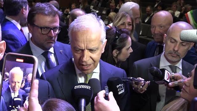 Al via OroArezzo 2025, tra dazi, timori e speranze. Piantedosi: "qui più forze dell'ordine" - ipVcFIDKZp8