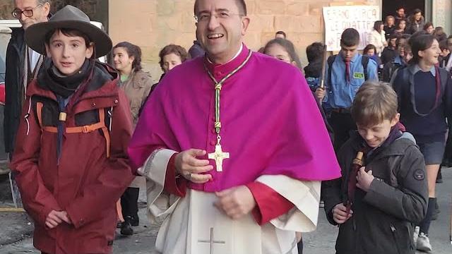 Cortona (Ar), la calorosa accoglienza della comunità al Vescovo Andrea Migliavacca - ke4nOsBrBz4