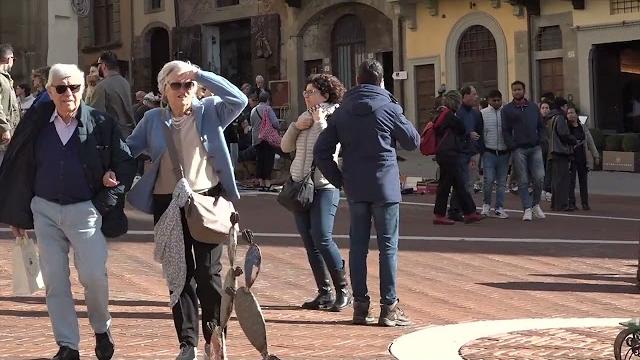 Fiera antiquaria di novembre, qualche Vip e alcuni posti vuoti - y7ee3GF2VVM