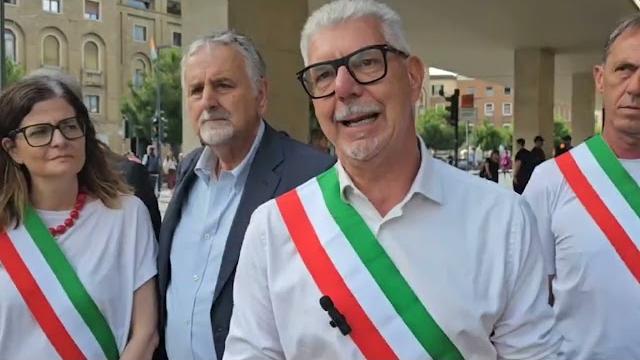 I sindaci del Valdarno a bordo del treno dei pendolari, flash mob contro lo spostamento in Lenta - zdqVQVYyk4c