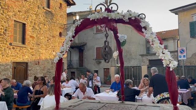 Boom di presenze per la 25° edizione di "Assaggi tra le mura" nel borgo di Ciggiano - -cf2FVRVBic