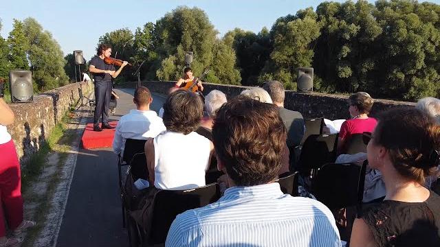 Violino e chitarra per un concerto al calar del sole su Ponte Buriano - 4G_r9m5l4Q4