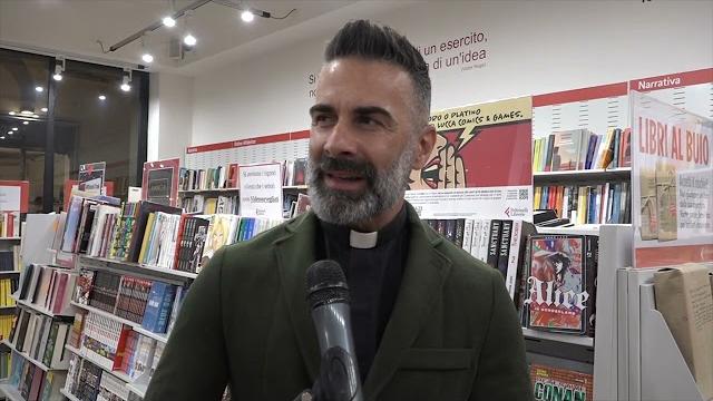 Don Cosimo Schena, il prete dei social, ad Arezzo presenta il suo ultimo libro - 6sTbIrZMkjc
