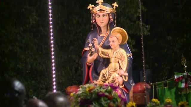 Vertighe, tantissimi fedeli al Santuario. Il Vescovo ricorda le vittime in A1 - 8DgxJ75mTzc