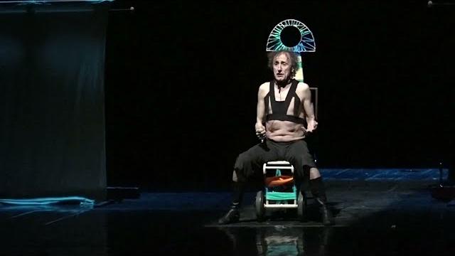 Al Petrarca arte e ironia con lo spettacolo "Fratto_X" - GjcFQGeQDNI