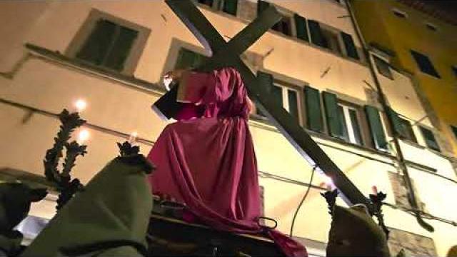 Cortona: grande partecipazione alla Via Crucis. Il Vescovo: "speriamo nella pace" - HpHS5ErFjP4