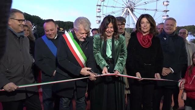 Arezzo, inaugurata la "Città del Natale". Già tanti turisti in città - Lp6CjewPWrg