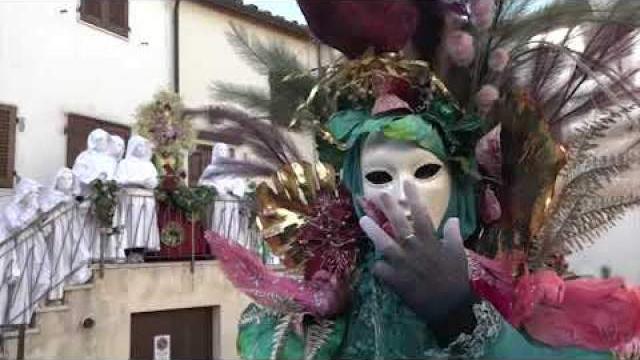 Le maschere barocche tornano nel borgo medievale di Castiglion Fibocchi - NY_dtG3vrKE