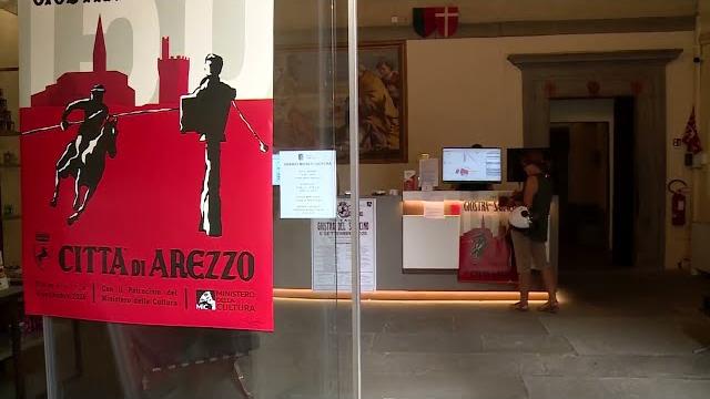 Giostra del Saracino, scatta la corsa al biglietto. Lunga fila prima del via alla vendita