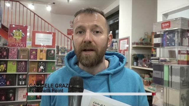 Alessandro Di Battista al teatro Pietro Aretino presenta il libro Scomode Verità - RVdc8AqMA8Y