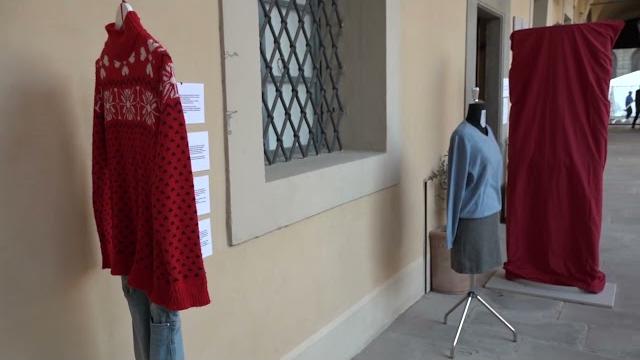 "Com'eri vestita?": la mostra contro la violenza sulle donne ad Arezzo - Rs9_frltrTY